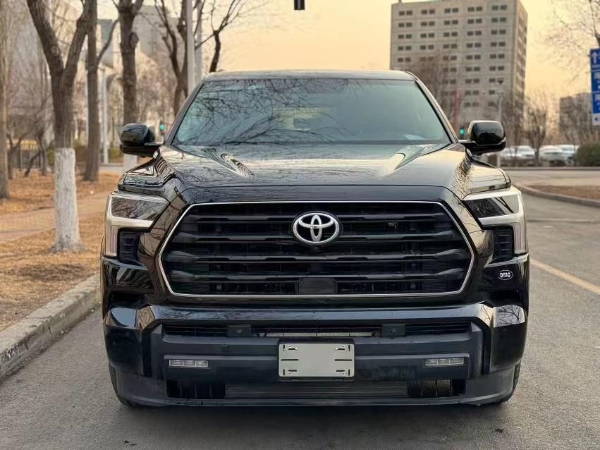 24款丰田红杉采用了全新的家族式<font color='red'>设计</font><font color='red'>语言</font>