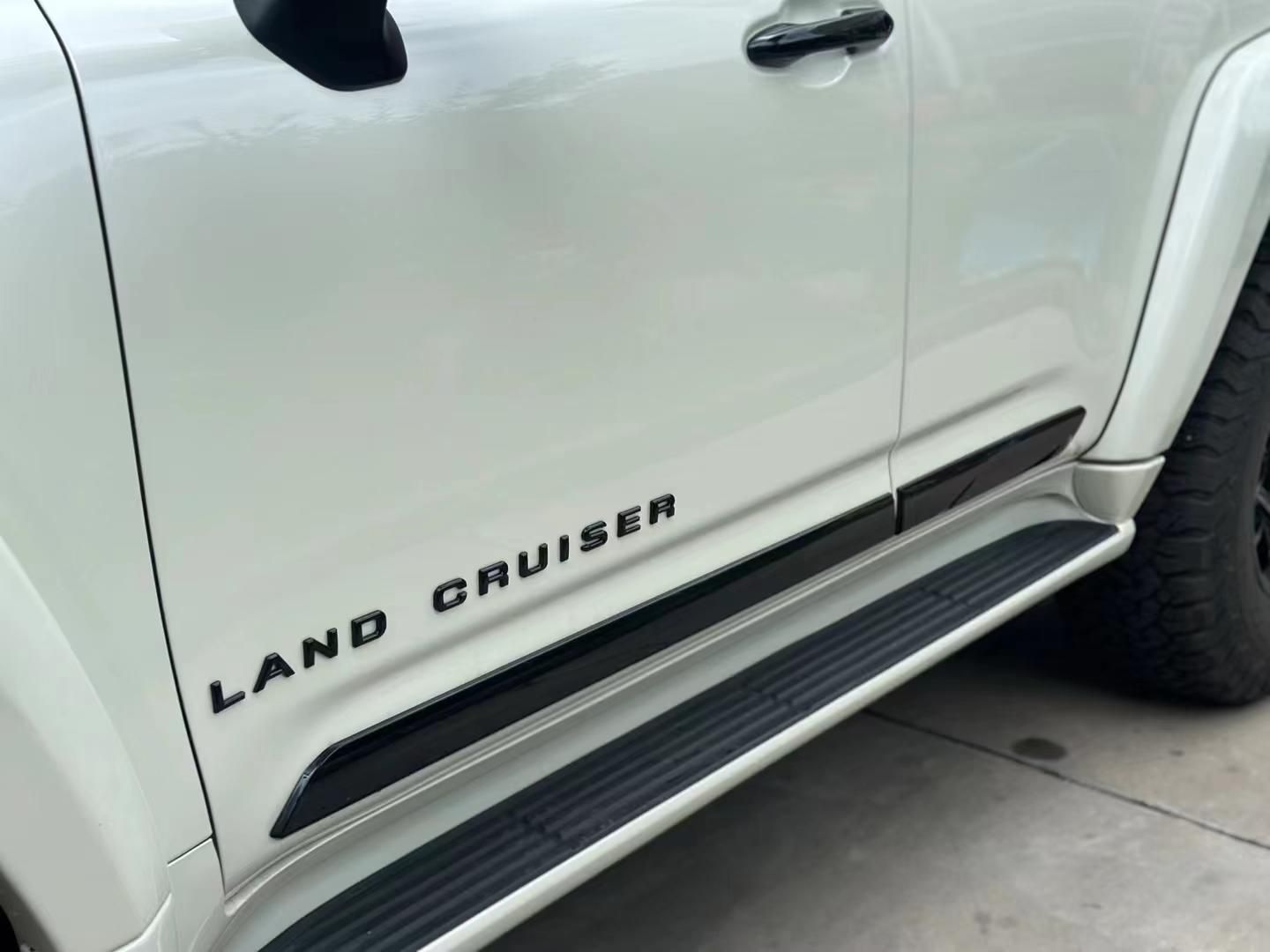 LC300采用了更加大气磅礴的设计风格车身线条流畅造型饱满