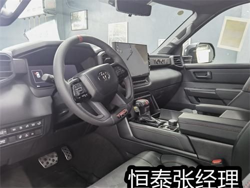 24款丰田红杉四辐式多功能方向盘满足驾驶时想要的操控感