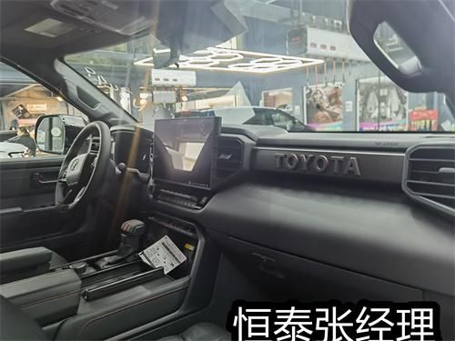 24款丰田红杉四辐式多功能方向盘满足驾驶时想要的操控感