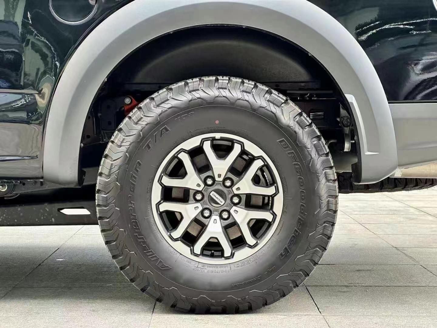 商务与越野于一身的巨无霸SUV，福特勇猛者