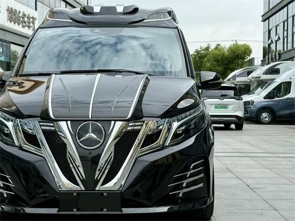 奔驰睿吉玛宿营车：移动的豪华露营天地