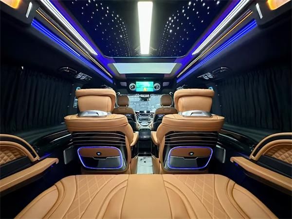 奔驰 V260L 高顶商务车定制款：极致奢华与舒适的移动行宫