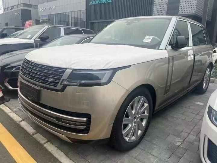 2025 款路虎揽胜盛世加长版是一款豪华中大型 SUV