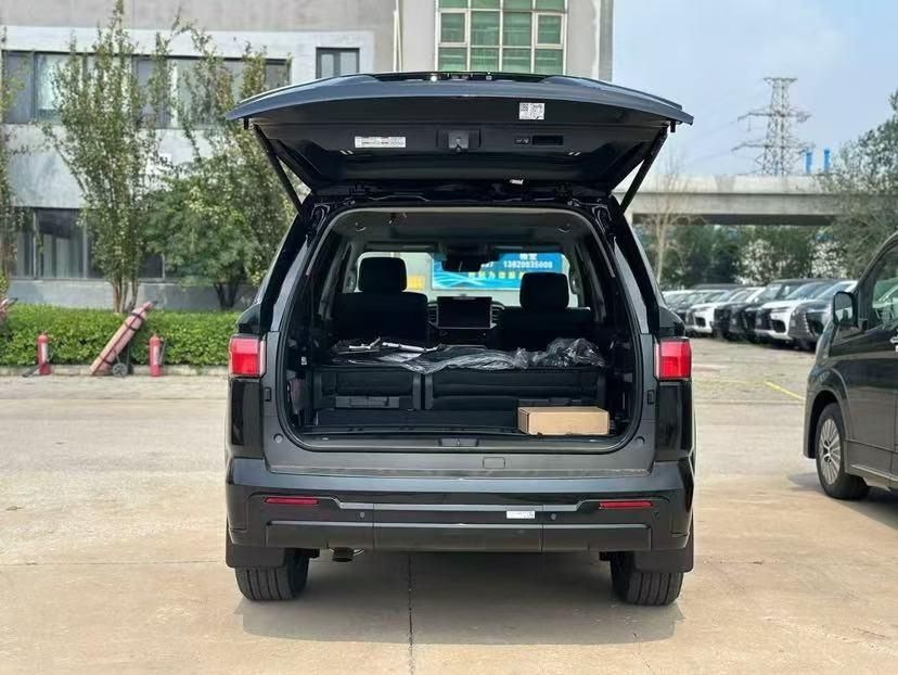 丰田红杉（Toyota Sequoia）是一款全尺寸 SUV 车型