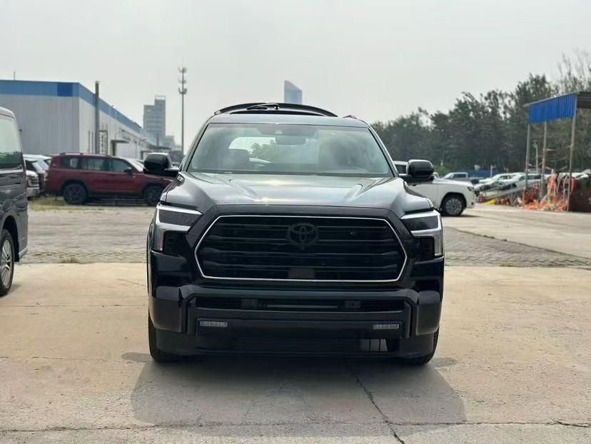 丰田红杉（Toyota Sequoia）是一款全尺寸 SUV 车型