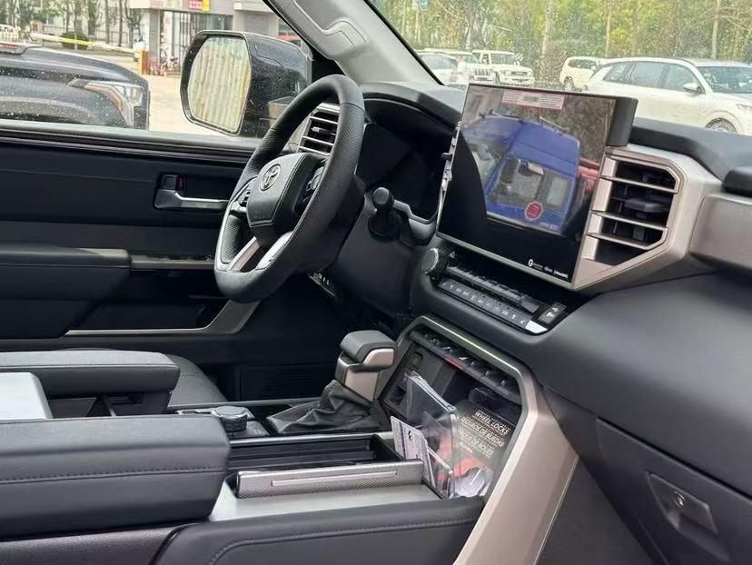丰田红杉（Toyota Sequoia）是一款全尺寸 SUV 车型