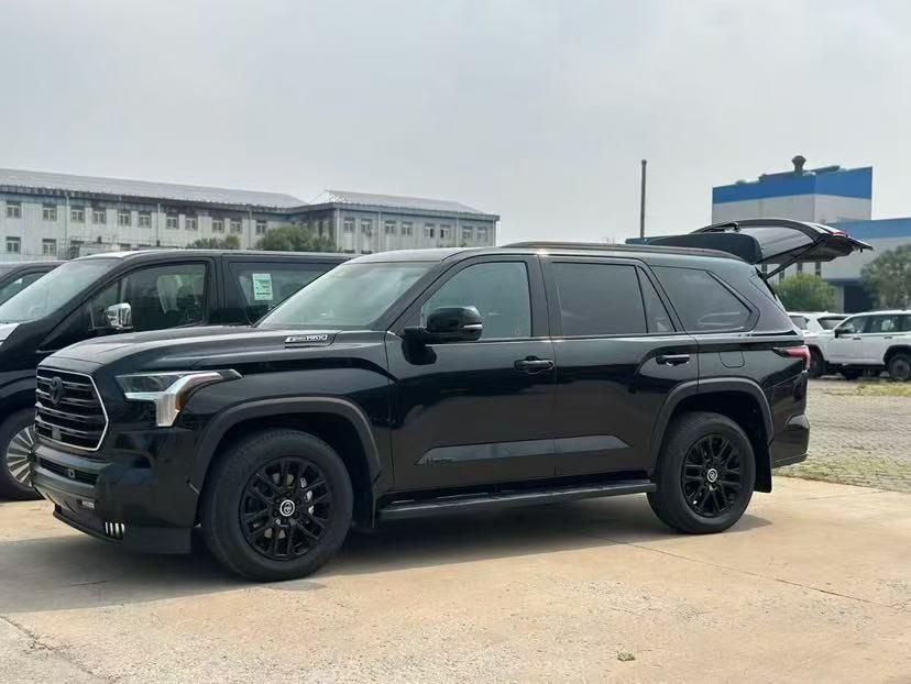 丰田红杉（Toyota Sequoia）是一款全尺寸 SUV 车型