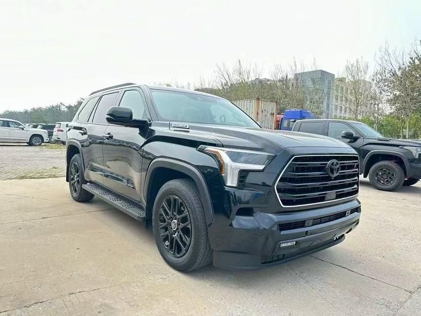 丰田红杉（Toyota Sequoia）是一款全尺寸 SUV 车型