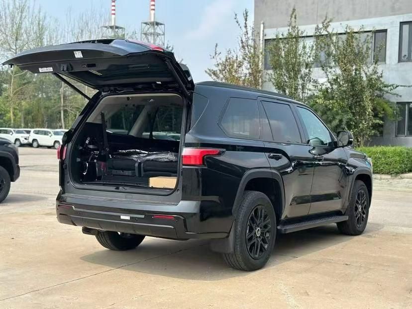 丰田红杉（Toyota Sequoia）是一款全尺寸 SUV 车型
