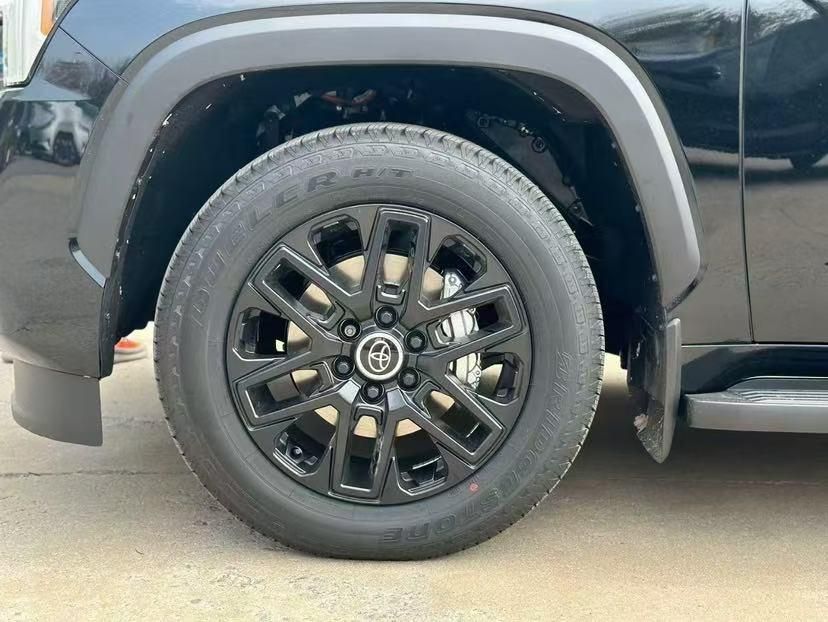 丰田红杉（Toyota Sequoia）是一款全尺寸 SUV 车型