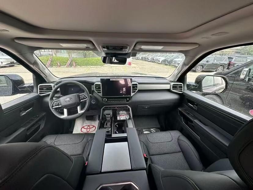 丰田红杉（Toyota Sequoia）是一款全尺寸 SUV 车型