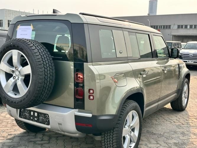 2024款欧版路虎卫士110 四门 3.0T 柴油D200 SE盘古绿/米80万