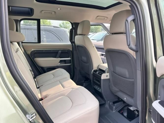 2024款欧版路虎卫士110 四门 3.0T 柴油D200 SE盘古绿/米80万