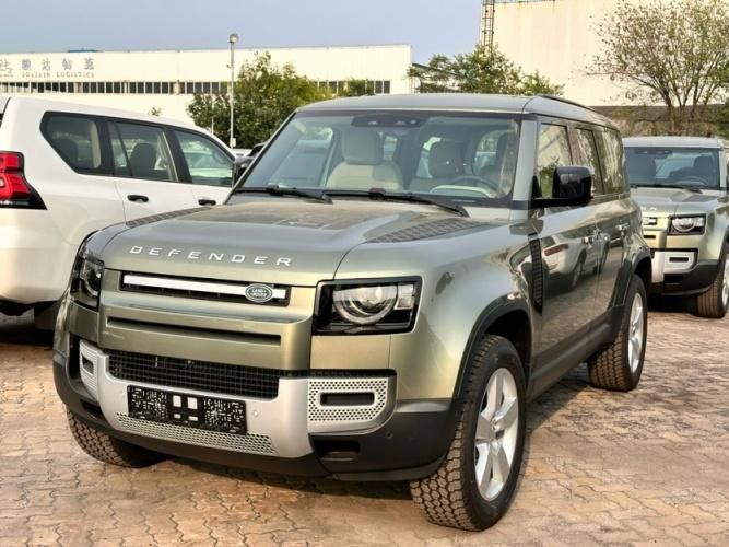 2024款欧版路虎卫士110 四门 3.0T 柴油D200 SE盘古绿/米80万