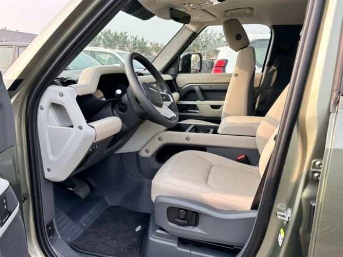 2024款欧版路虎卫士110 四门 3.0T 柴油D200 SE盘古绿/米80万