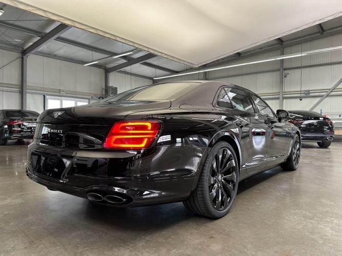 2024款宾利飞驰 4.0T V8 雅度版黑/亚麻白➕热刺红338万