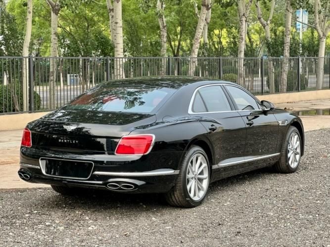 2024款欧版宾利飞驰4.0T V8 五座 黑/热刺红现车最新价格268万谈