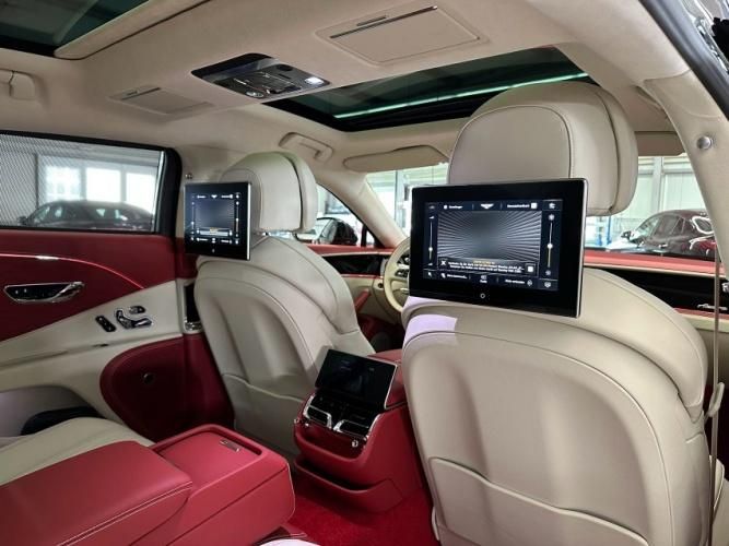 2024款宾利飞驰 4.0T V8 雅度版黑/亚麻白➕热刺红338万
