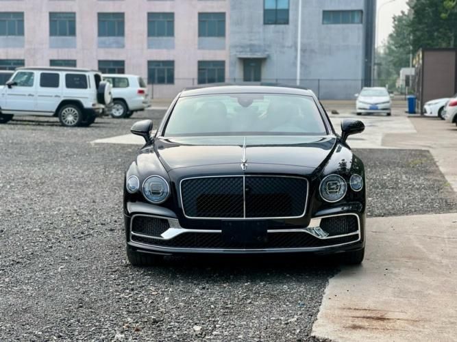 2024款欧版宾利飞驰4.0T V8 五座 黑/热刺红现车最新价格268万谈