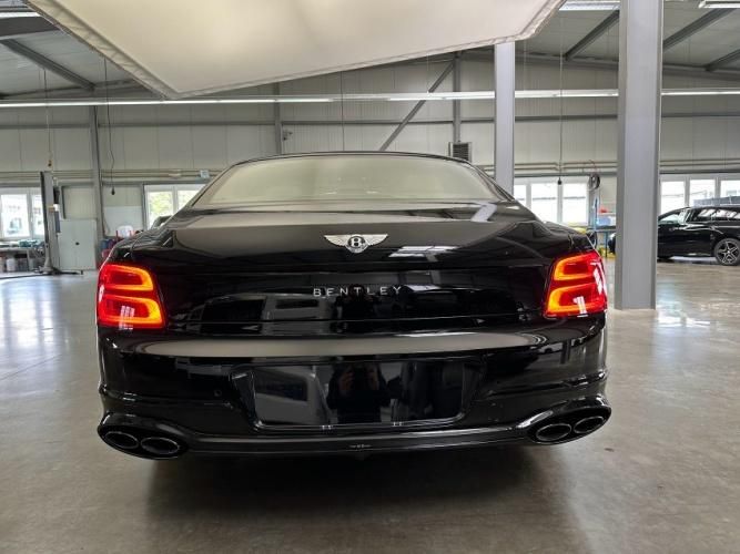 2024款宾利飞驰 4.0T V8 雅度版黑/亚麻白➕热刺红338万
