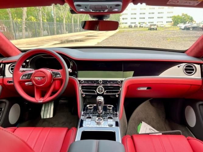 2024款欧版宾利飞驰4.0T V8 五座 黑/热刺红现车最新价格268万谈