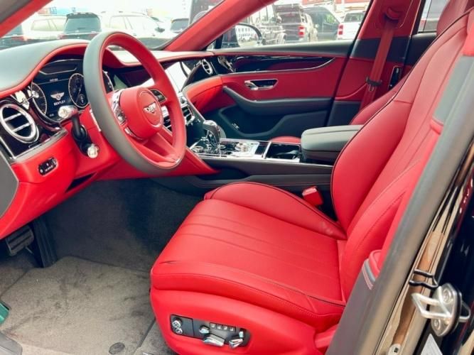 2024款欧版宾利飞驰4.0T V8 五座 黑/热刺红现车最新价格268万谈