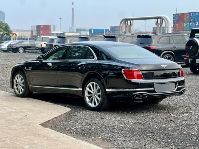 2024款欧版宾利飞驰4.0T V8 五座 黑/热刺红现车最新价格268万谈