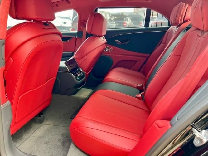 2024款欧版宾利飞驰4.0T V8 五座 黑/热刺红现车最新价格268万谈