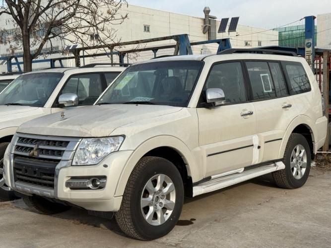 2022款中东版三菱帕杰罗V93  3.0 V6真皮高配 白/黑 29万