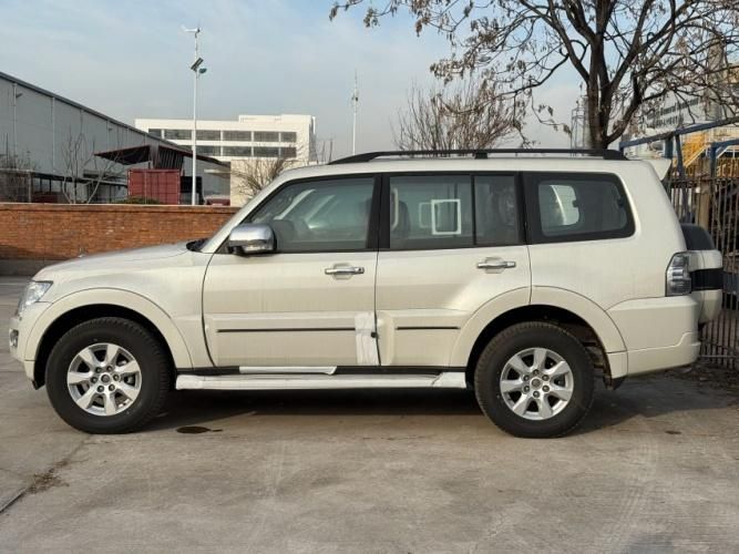2022款中东版三菱帕杰罗V93  3.0 V6真皮高配 白/黑 29万