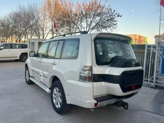 2022款中东版三菱帕杰罗V93  3.0 V6真皮高配 白/黑 29万