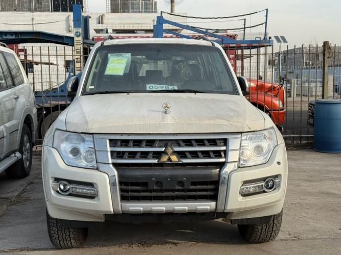 2022款中东版三菱帕杰罗V93  3.0 V6真皮高配 白/黑 29万