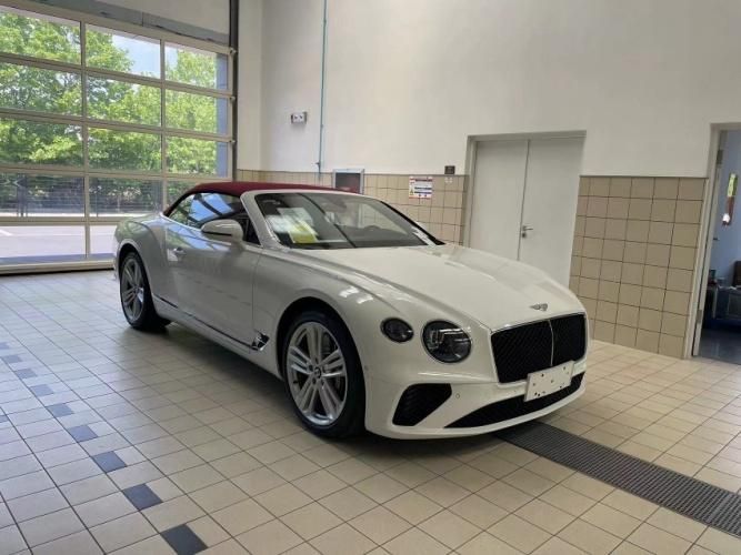 2024款中规宾利欧陆 4.0T GT V8 敞篷 冰川白/红