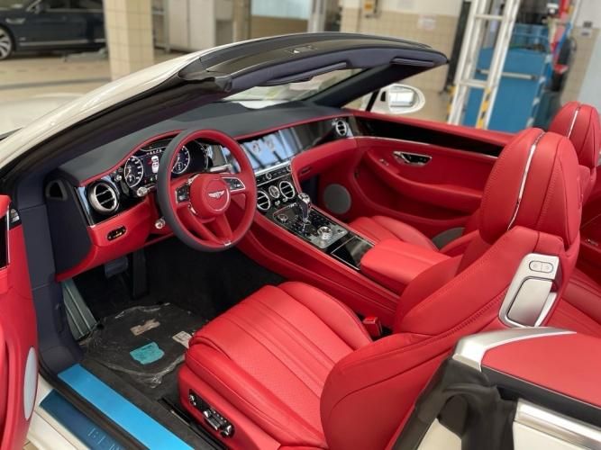 2024款中规宾利欧陆 4.0T GT V8 敞篷 冰川白/红