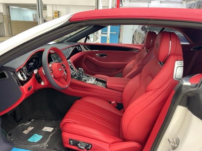 2024款中规宾利欧陆 4.0T GT V8 敞篷 冰川白/红