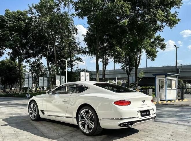 2024款宾利 欧陆4.0T GT V8 超豪华运动旅行座驾冰川白/板球红