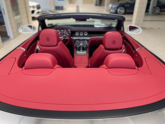 2024款中规宾利欧陆 4.0T GT V8 敞篷 冰川白/红