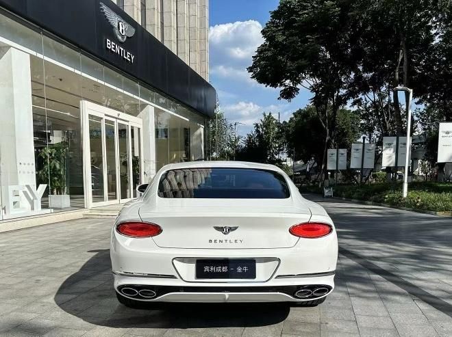 2024款宾利 欧陆4.0T GT V8 超豪华运动旅行座驾冰川白/板球红