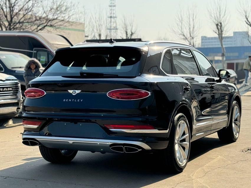 2024款宾利添越4.0T 长轴 4+1座 21寸十幅轮毂最新价格几配置简介