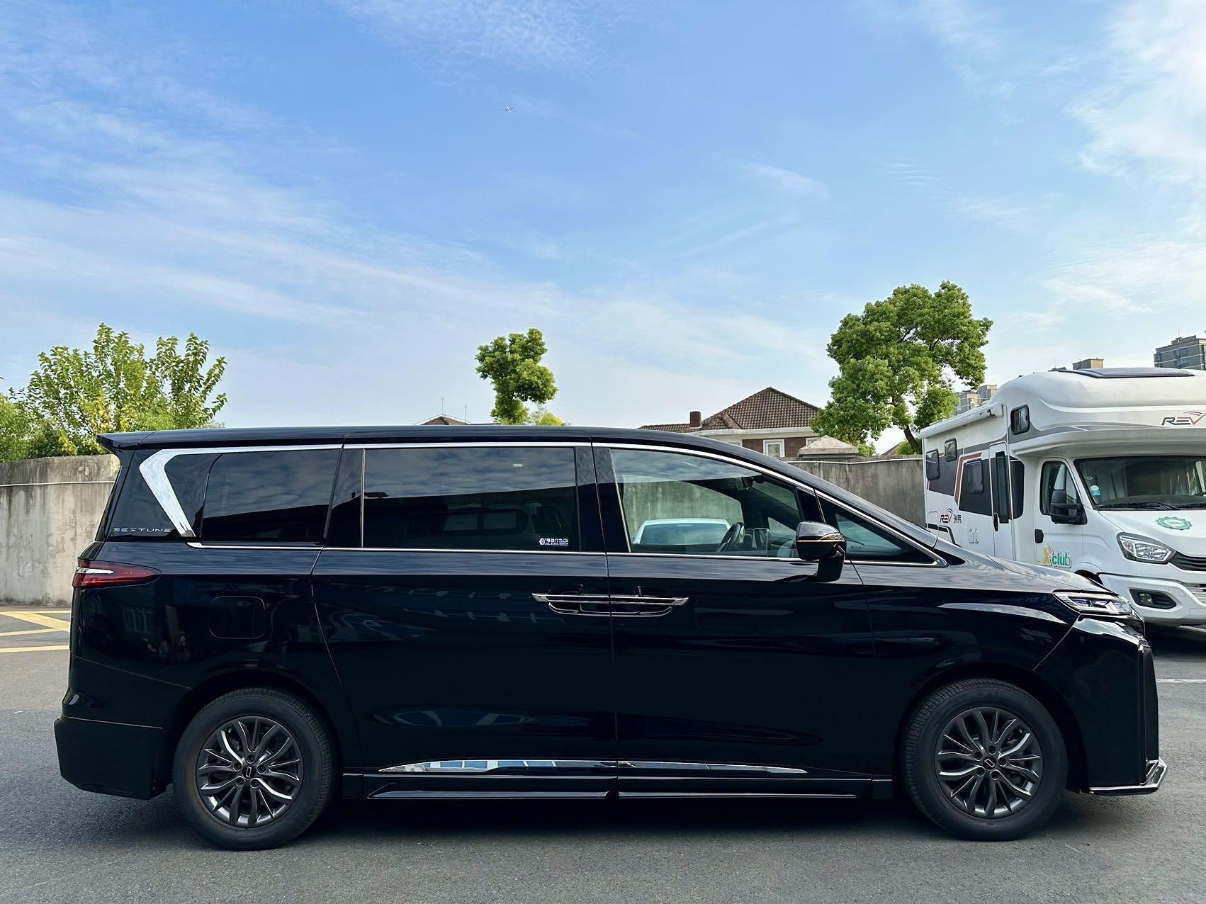 20几万家用商务车怎么选？一汽纵横家