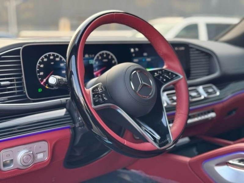 2025款奔驰迈巴赫GLS600 黑色金属漆 丹霞红内饰