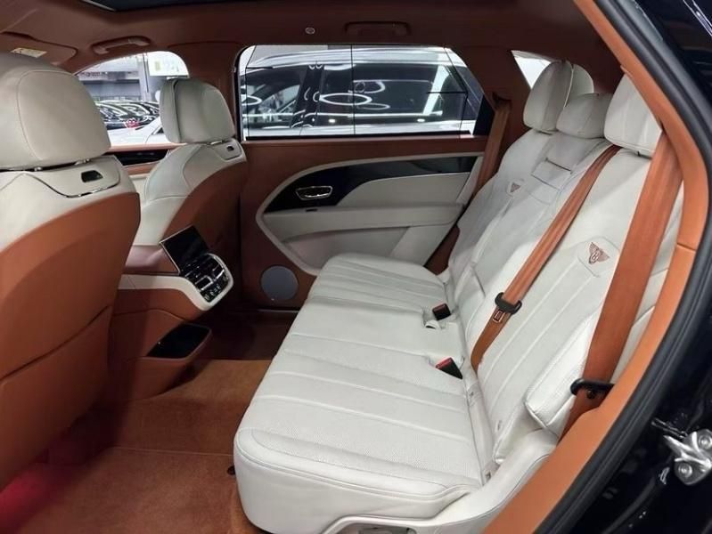 2025款宾利添越4.0T V8长轴距黑/亚麻白/纽玛克特褐现车报价285万