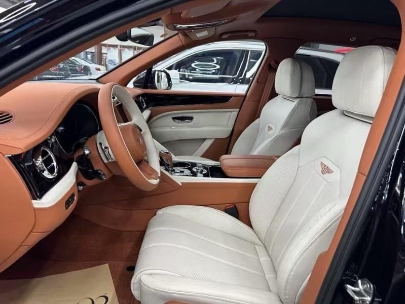 2025款宾利添越4.0T V8长轴距黑/亚麻白/纽玛克特褐现车报价285万