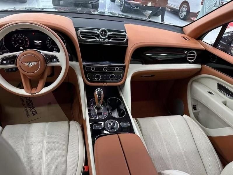 2025款宾利添越4.0T V8长轴距黑/亚麻白/纽玛克特褐现车报价285万