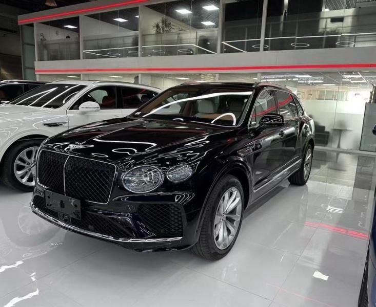 2025款宾利添越4.0T V8长轴距黑/亚麻白/纽玛克特褐现车报价285万