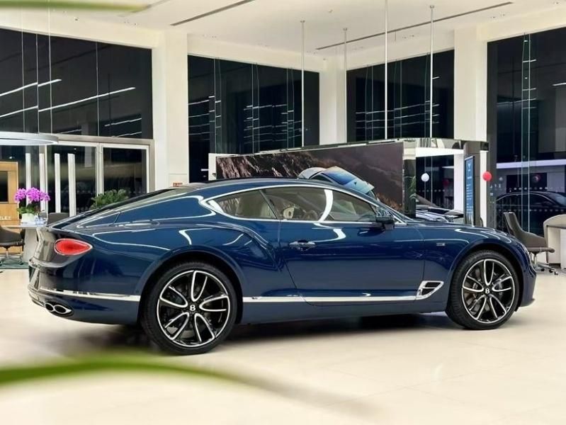 2024款 宾利 欧陆 GT V8 Edition 8 蓝/米拼帝王蓝现车报价312万