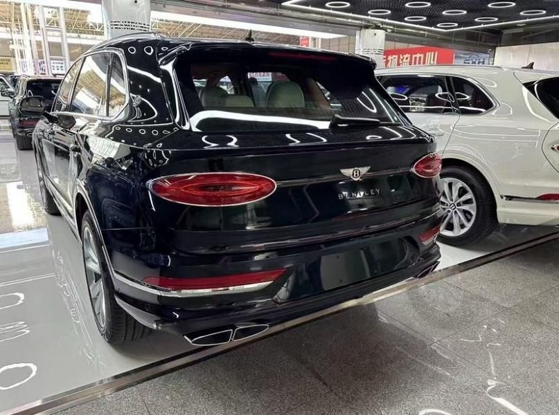 2025款宾利添越4.0T V8长轴距黑/亚麻白/纽玛克特褐现车报价285万