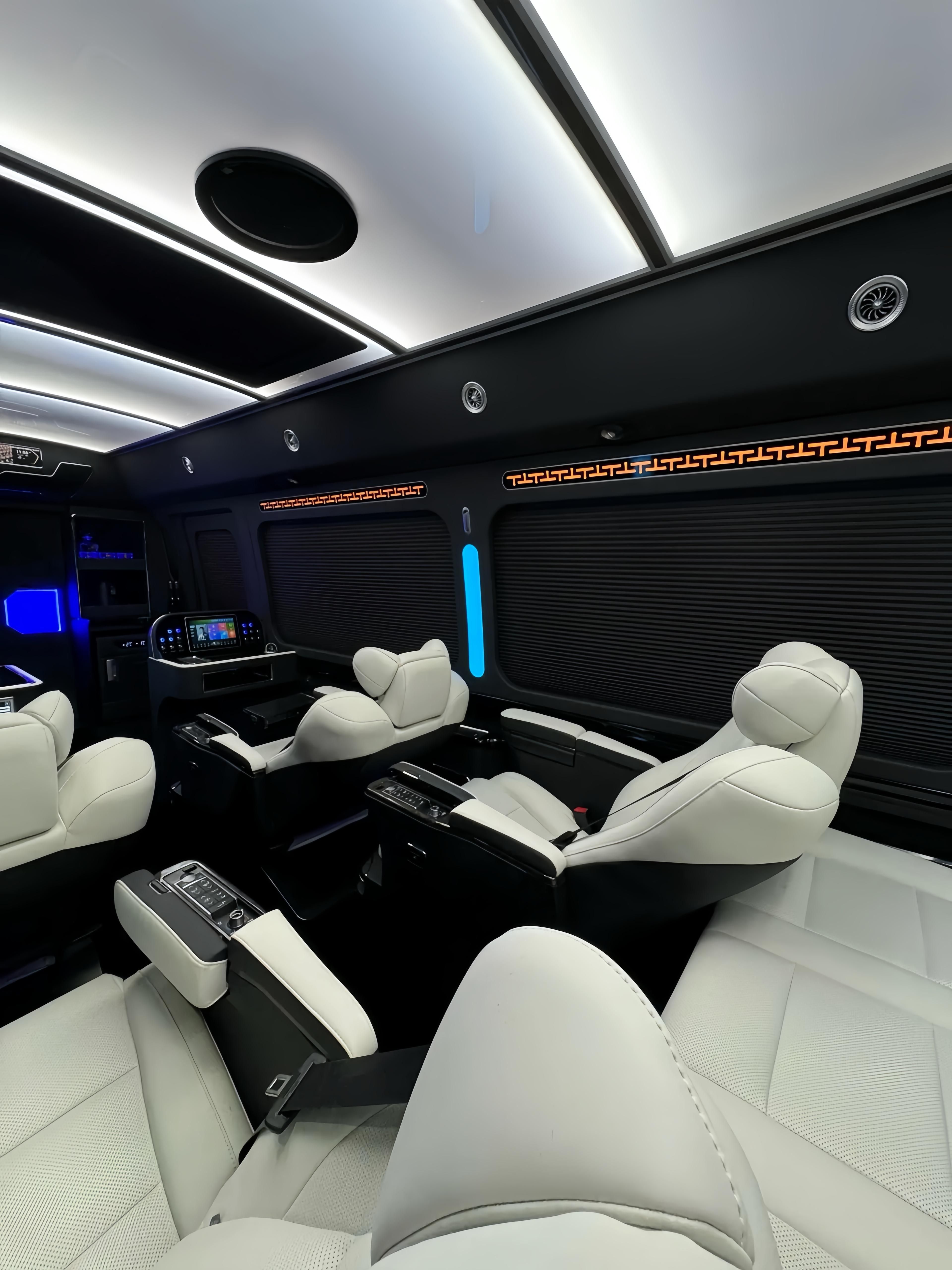 极致舒适的出行体验多功能场景适配:支持定制医疗救护车,移动会议室