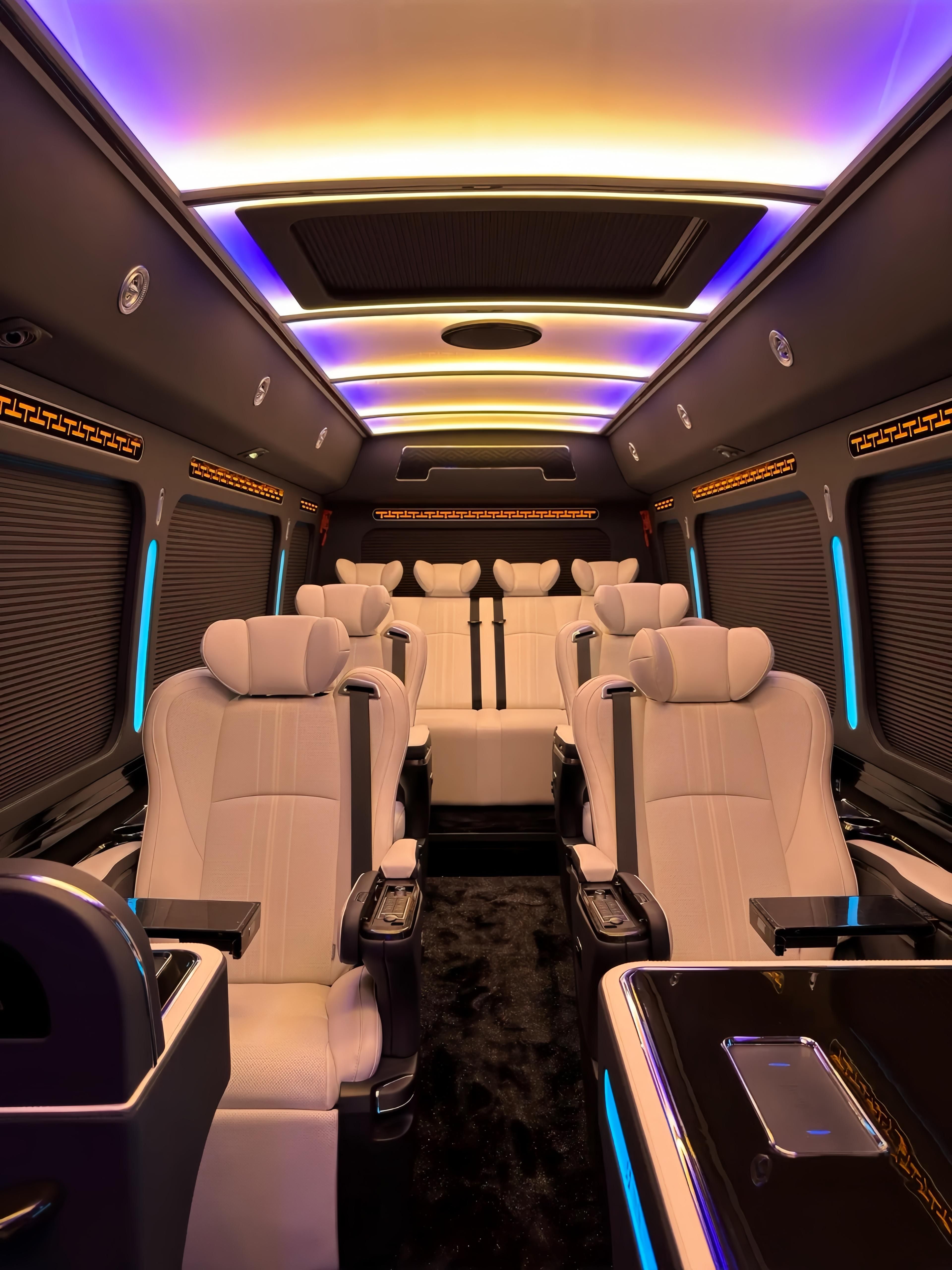 丰田考斯特：尊贵商务旗舰，定义移动会客厅新标准  